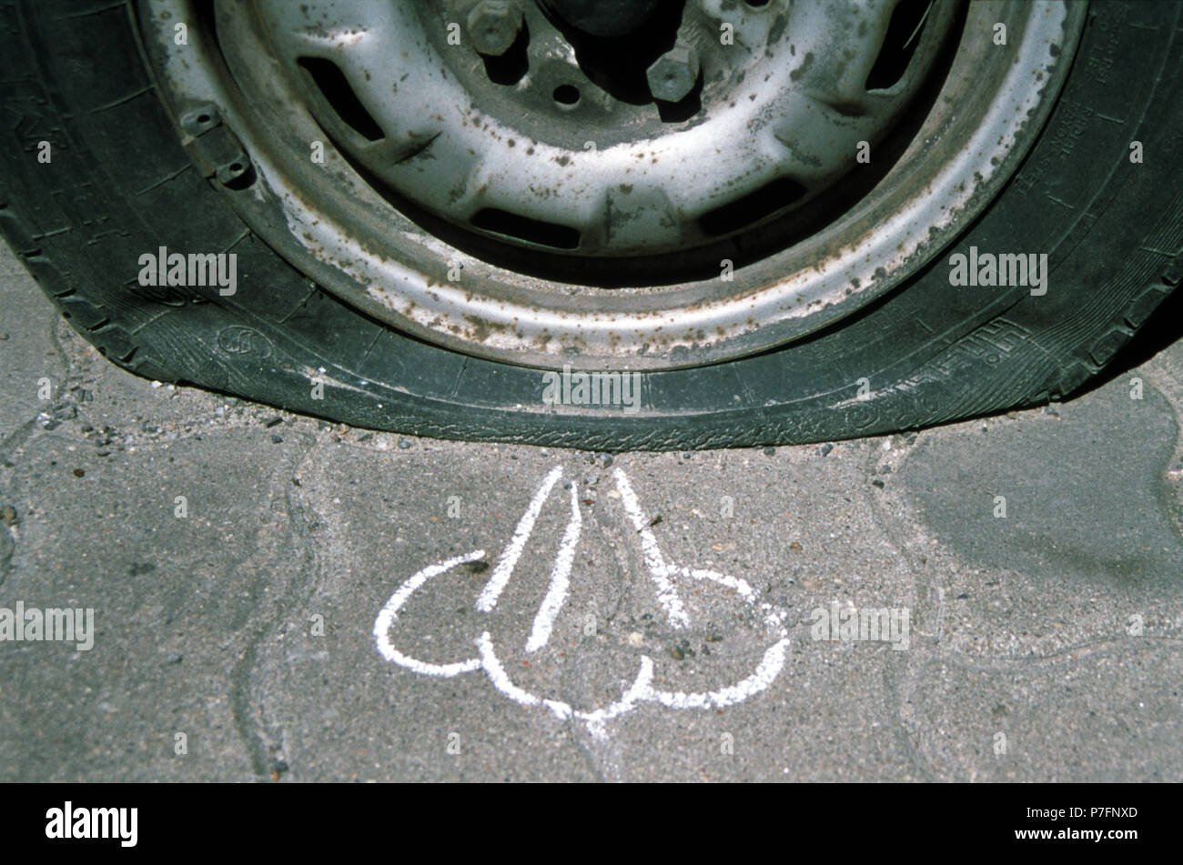 Kreidezeichnung, entweicht die Luft aus dem Reifen, Berlin, Deutschland  Stockfotografie - Alamy