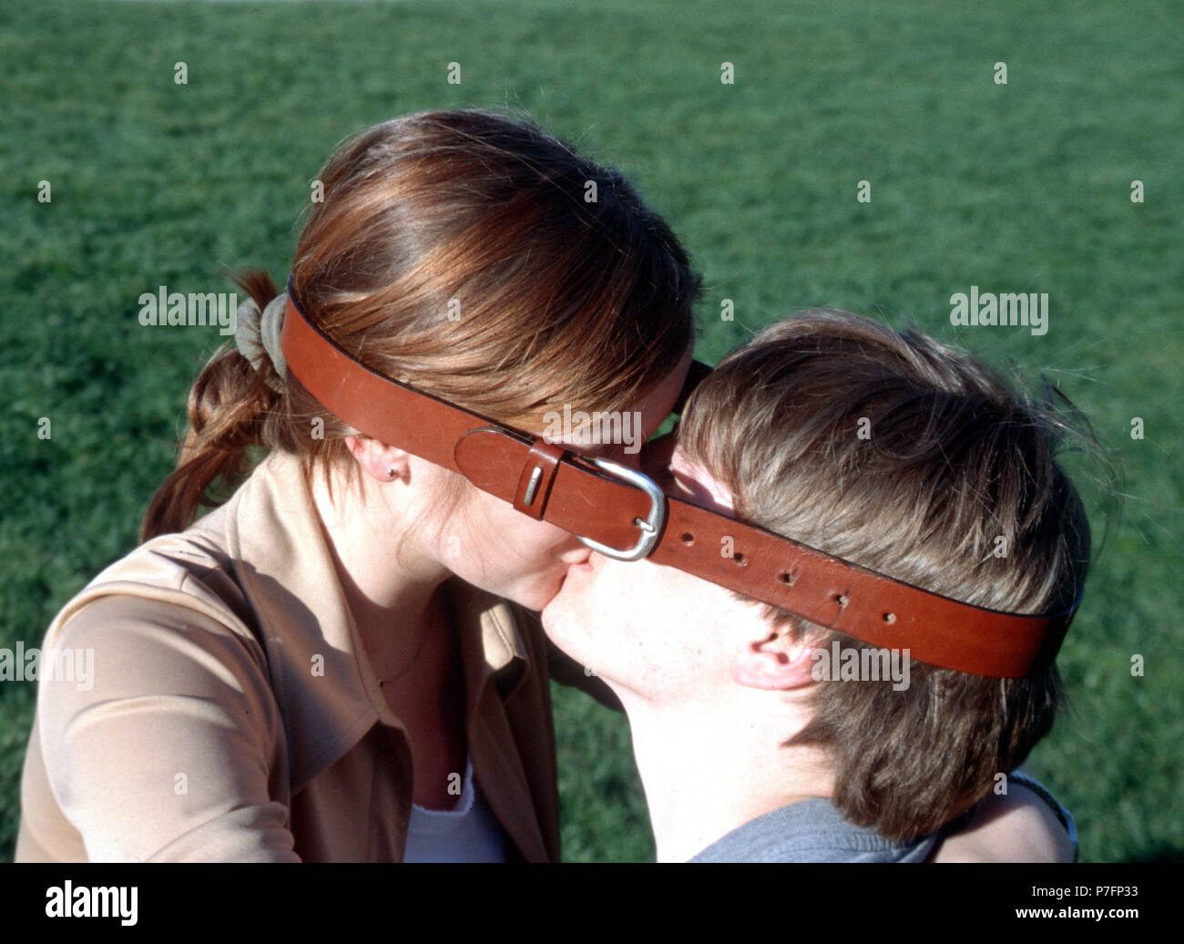 Zusammenhalt, küssen paar, mit einem Gürtel, Berlin, Deutschland Stockfoto