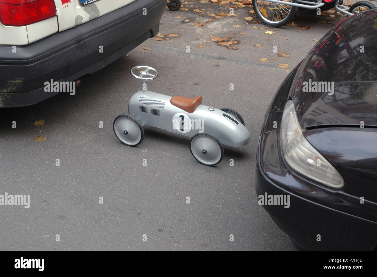 Größe Unterschied, kleines Spielzeug Auto auf dem Parkplatz, Berlin, Deutschland Stockfoto