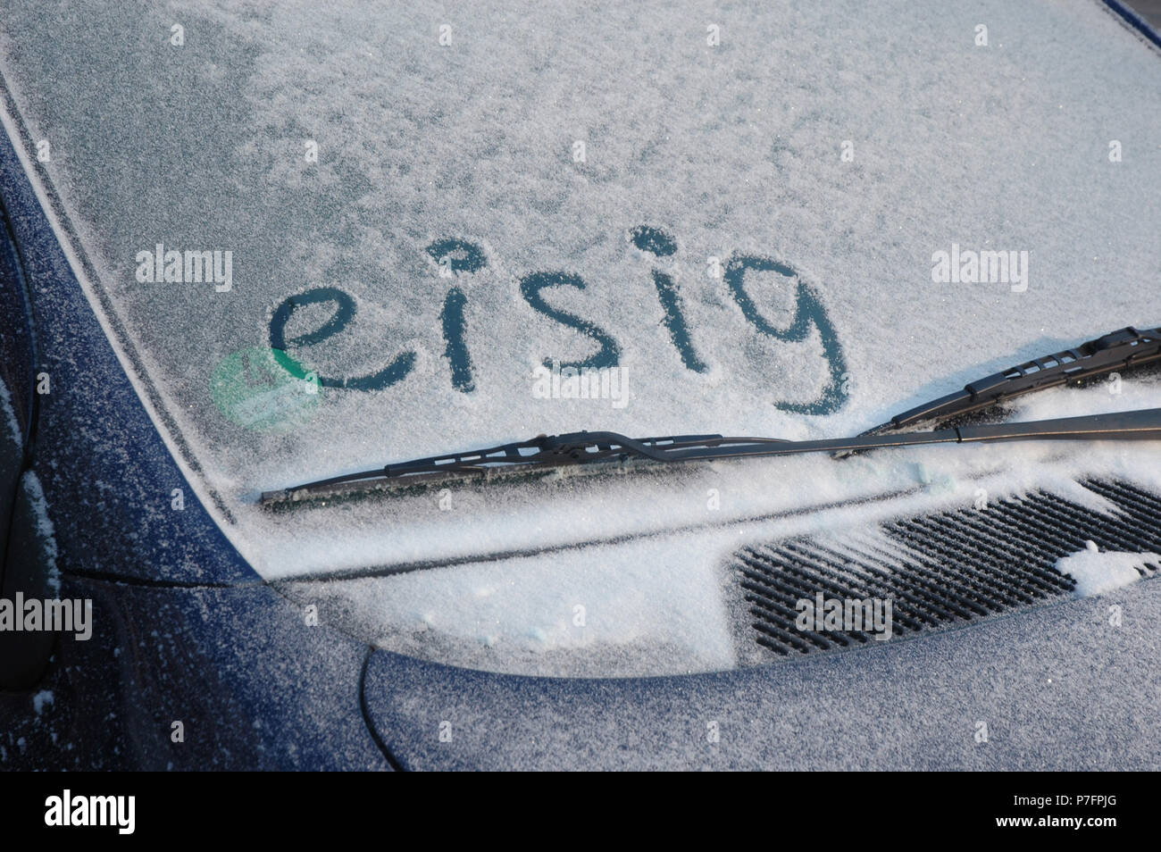 Snowy auto Fenster mit dem Wort eisigen, Deutschland Stockfoto