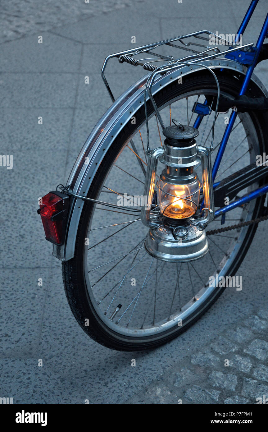 Fahrrad mit Petroleum Lampe wie Rücklicht, Deutschland Stockfoto