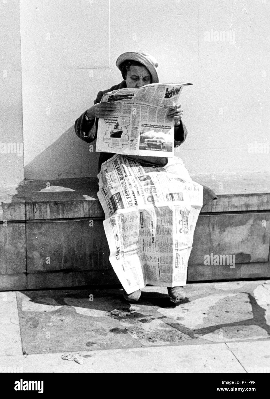 Zeitung als Decke, zwischen 50s und 60s, genaue Ort unbekannt, Frankreich Stockfoto