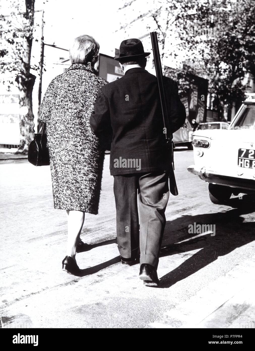 Paar mit Gewehr, zwischen 50s und 60s, genaue Ort unbekannt, Frankreich Stockfoto
