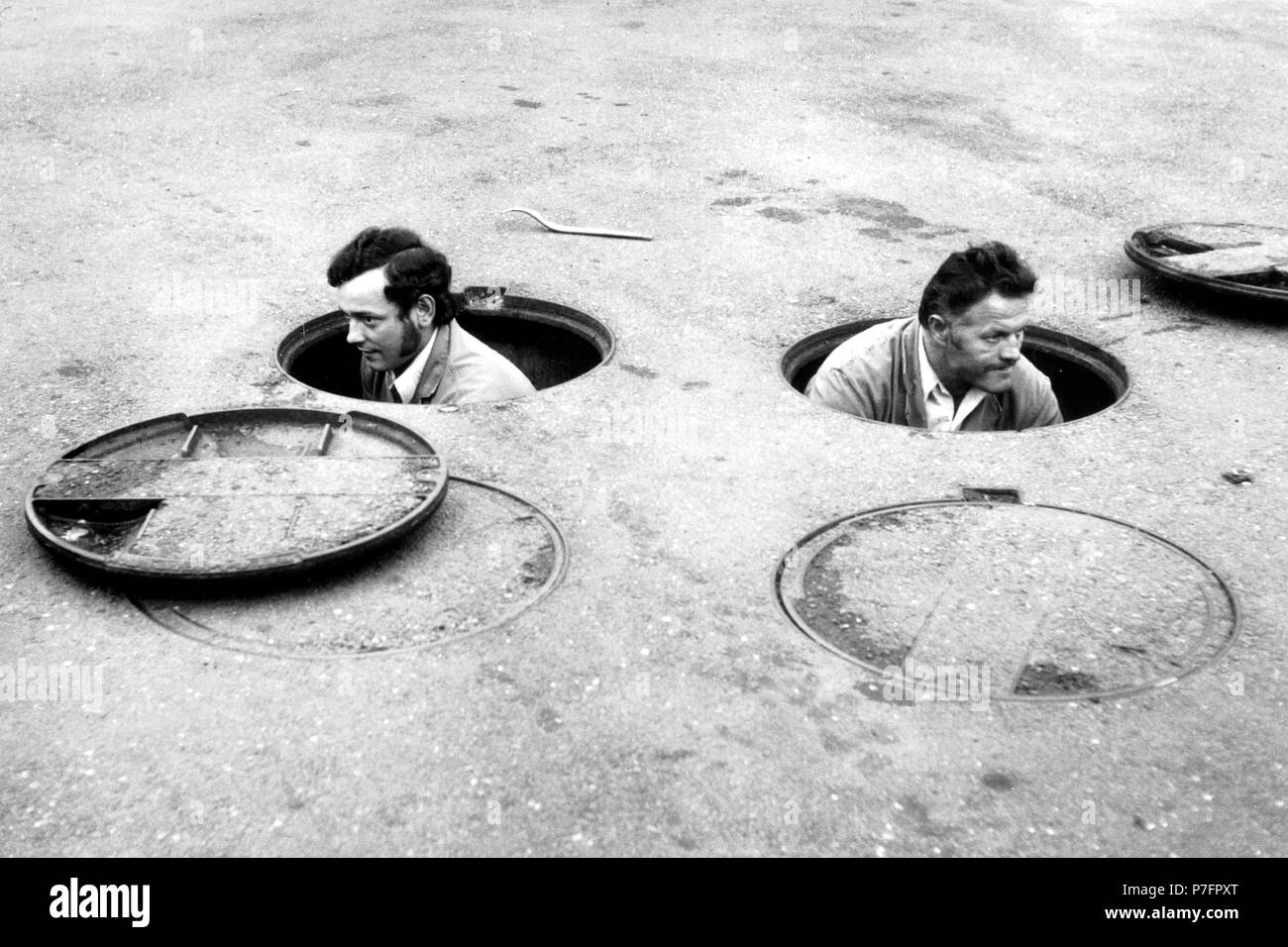 Zwei Männer arbeiten in zwei Schluchten, Ca. 1970 s, genaue Ort unbekannt, Frankreich Stockfoto