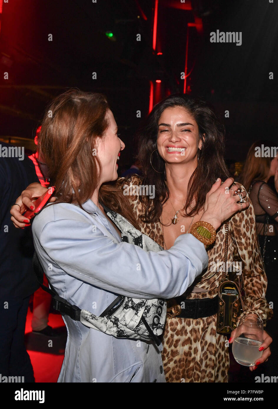 Berlin, Deutschland. 05. Juli 2018. 05.07.2018, Berlin: Julia Malik (l) und Shermine Shahrivar sind Gäste bei der Präsentation des HUGO Mens und der Kollektion Frühjahr/Sommer 2019 am Weissensee Motor funktioniert. Auf der Berlin Fashion Week die Kollektionen für Frühjahr/Sommer 2019 Vorgestellt werden. Foto: Jens Kalaene/dpa zentrale Bild/dpa | Verwendung der weltweiten Kredit: dpa Picture alliance/Alamy leben Nachrichten Stockfoto