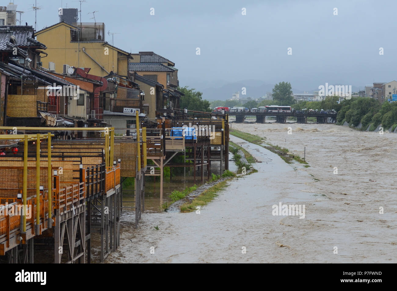 Kyoto, Japan. 6. Juli, 2018. Von Kyoto Main, die kamogawa, die Ufer, senden Wasser über Gehwege in der Regel mit Touristen und Bewohner beschäftigt. Stockfoto