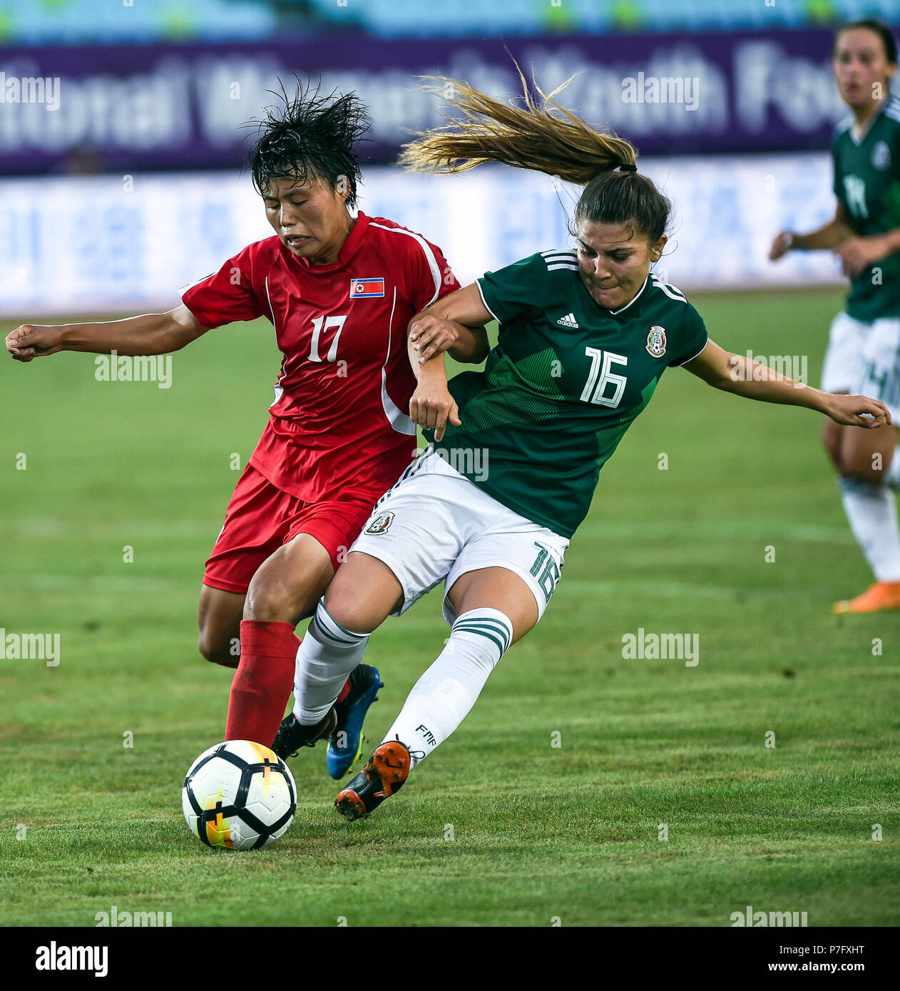 Duyun, Chinas Provinz Guizhou. 6. Juli, 2018. Choe Kum Ok (L) der Demokratischen Volksrepublik Korea (DVRK) konkurriert gegen Ashley Soto von Mexiko während der CFA (Chinese Football Association) Internationale Frauen Jugend Fußball Turnier 2018 in Duyun Duyun, Südwesten Chinas Provinz Guizhou, 6. Juli 2018. Credit: Tao Liang/Xinhua/Alamy leben Nachrichten Stockfoto