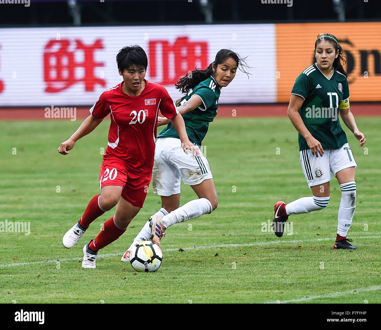 (180706) -- DUYUN, Juli 6, 2018 (Xinhua) - Ri Hak (L) der Demokratischen Volksrepublik Korea (DVRK) konkurriert bei der CFA (Chinese Football Association) Internationale Frauen Jugend Fußball Turnier 2018 Duyun zwischen Mexiko und der DVRK in Duyun, Südwesten Chinas Provinz Guizhou, 6. Juli 2018. Das Match endete in einem 1-1 zeichnen. (Xinhua / Tao Liang) Stockfoto
