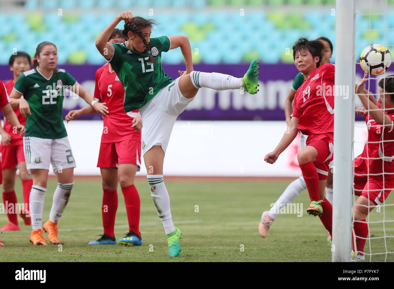 (180706) -- DUYUN, Juli 6, 2018 (Xinhua) - Jimena Fuentes (C) der Mexiko schießt während der CFA (Chinese Football Association) Internationale Frauen Jugend Fußball Turnier 2018 Duyun zwischen Mexiko und der Demokratischen Volksrepublik Korea (DVRK) in Duyun, Südwesten Chinas Provinz Guizhou, 6. Juli 2018. Das Match endete in einem 1-1 zeichnen. (Xinhua / Liu Xu) Stockfoto
