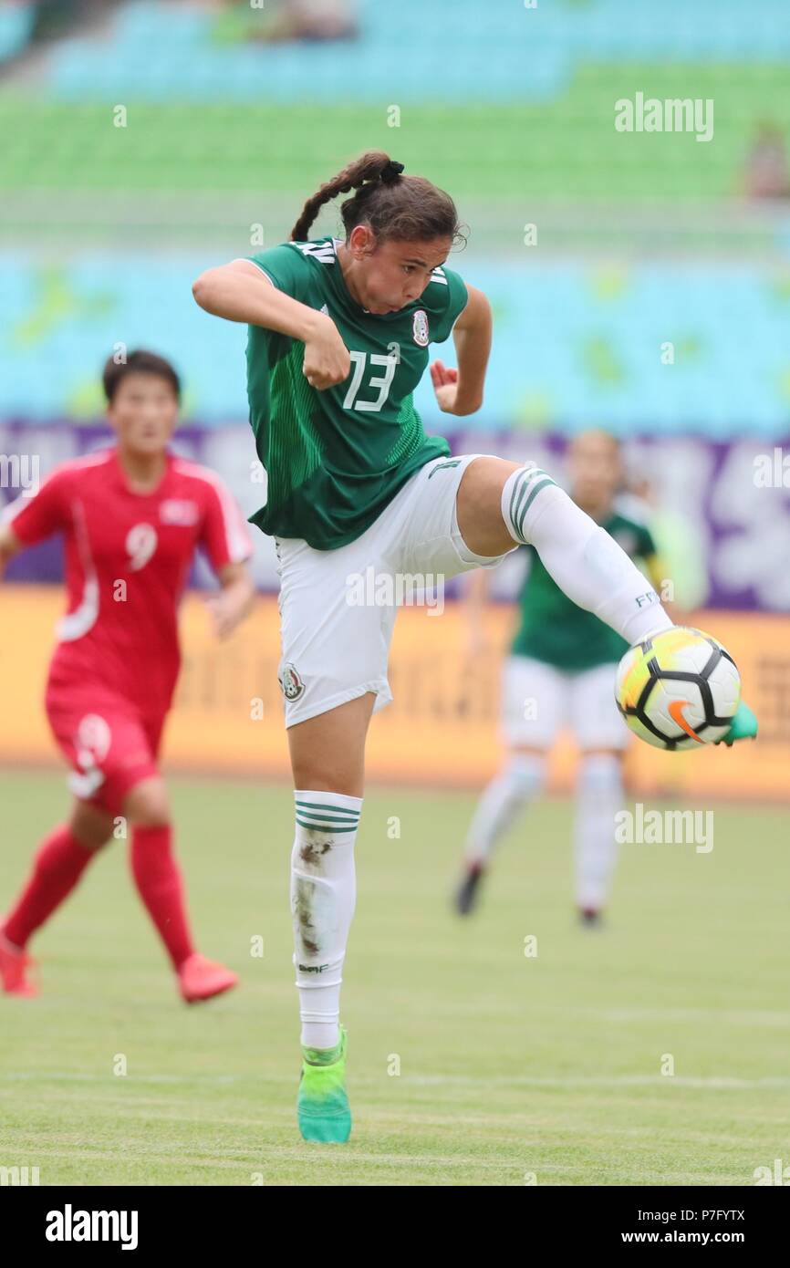 (180706) -- DUYUN, Juli 6, 2018 (Xinhua) - Jimena Fuentes von Mexiko konkurriert bei der CFA (Chinese Football Association) Internationale Frauen Jugend Fußball Turnier 2018 Duyun zwischen Mexiko und der Demokratischen Volksrepublik Korea (DVRK) in Duyun, Südwesten Chinas Provinz Guizhou, 6. Juli 2018. Das Match endete in einem 1-1 zeichnen. (Xinhua / Liu Xu) Stockfoto