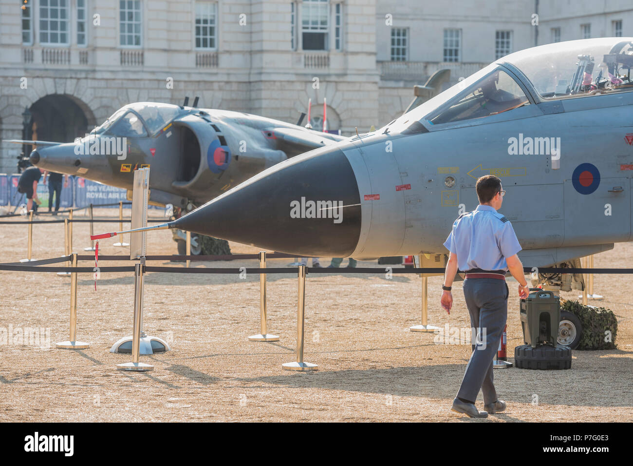 London, Großbritannien. 6. Juli 2018. RAF 100, Horse Guards Parade. Im Rahmen der 100-Jahr-Feier der Royal Air Force, eine Ausstellung von Flugzeugen, die Geschichte der RAF, aus dem WK1 und WK2 bis in die Moderne. Credit: Guy Bell/Alamy leben Nachrichten Stockfoto