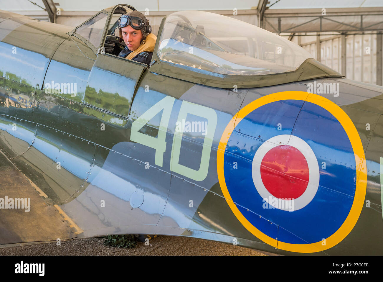 London, Großbritannien. 6. Juli 2018. Pilot Officer Ben Davidson in Periode Kleid mit einem Spitfire Mk 16 eine Variante der legendären Schlacht von Großbritannien Fighter-RAF 100, Horse Guards Parade. Im Rahmen der 100-Jahr-Feier der Royal Air Force, eine Ausstellung von Flugzeugen, die Geschichte der RAF, aus dem WK1 und WK2 bis in die Moderne. Credit: Guy Bell/Alamy leben Nachrichten Stockfoto