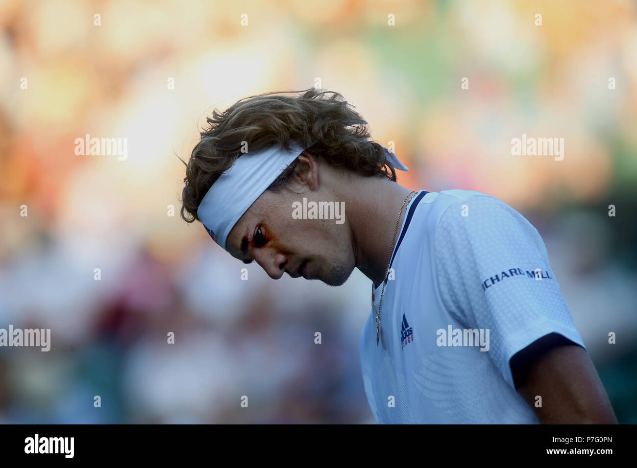 London, Großbritannien. 05. Juli 2018. London, England - Juli 5, 2018. Wimbledon Tennis: Deutschlands Alexander Zverev, von Deutschland, die Nummer 4 Samen, während seiner zweiten Runde gegen Amerikanische, Taylor Fritz in Wimbledon heute. Quelle: Adam Stoltman/Alamy leben Nachrichten Stockfoto