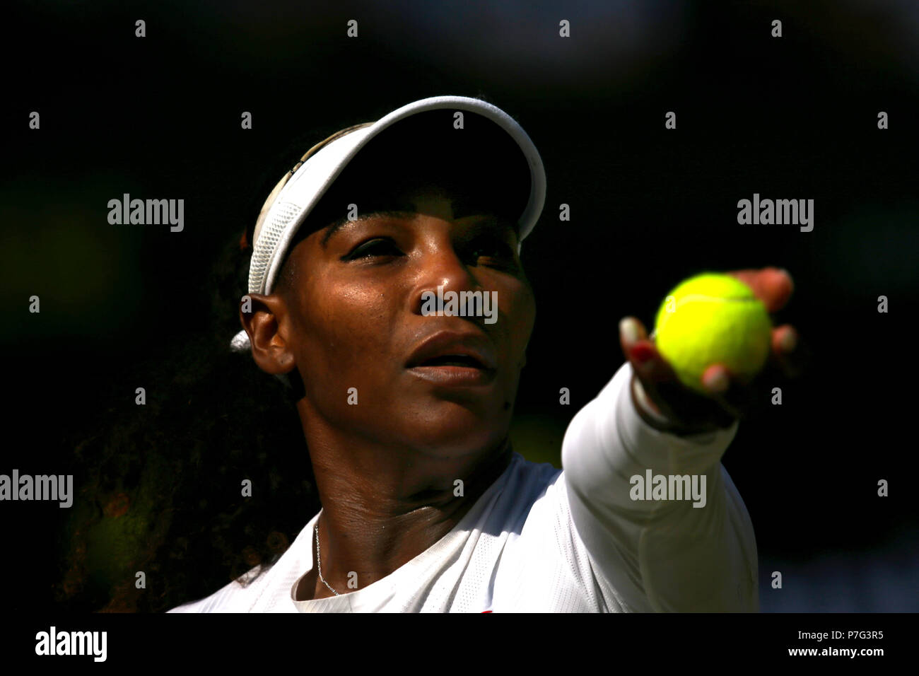 London, Großbritannien. 06. Juli 2018. London, England - Juli 6, 2018. Wimbledon Tennis: Serena Williams mit Kristina Mladenovic von Frankreich während ihres Gleichen an Wimbledon heute Credit: Adam Stoltman/Alamy leben Nachrichten Stockfoto