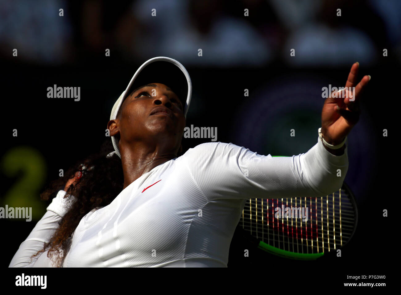 London, Großbritannien. 06. Juli 2018. London, England - Juli 6, 2018. Wimbledon Tennis: Serena Williams mit Kristina Mladenovic von Frankreich während ihres Gleichen an Wimbledon heute Credit: Adam Stoltman/Alamy leben Nachrichten Stockfoto