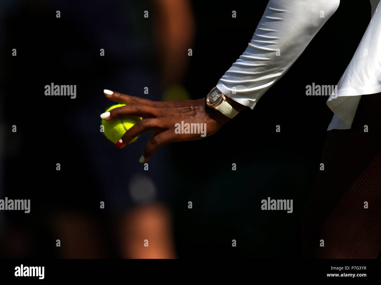 London, Großbritannien. 06. Juli 2018. London, England - Juli 6, 2018. Wimbledon Tennis: Serena Williams hält die Kugel als sie sich vorbereitet, Kristina Mladenovic von Frankreich während ihres Gleichen in Wimbledon zu dienen heute Credit: Adam Stoltman/Alamy leben Nachrichten Stockfoto