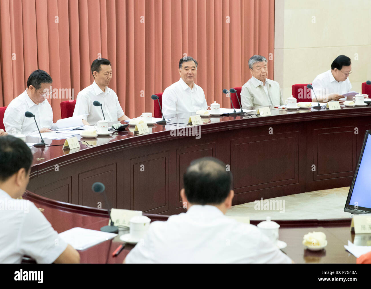 Peking, China. 6. Juli, 2018. Wang Yang, eines ständigen Ausschusses, Mitglied des Politbüros der Kommunistischen Partei Chinas und Vorsitzender des Zentralausschusses der Chinese People's Political Consultative Conference National Committee, leitet ein bi-weekly Beratungsgespräch in Peking, der Hauptstadt von China, 6. Juli 2018. Credit: Wang Ye/Xinhua/Alamy leben Nachrichten Stockfoto