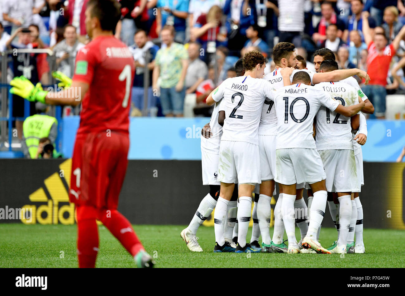 Nischni Nowgorod, Russland. 6. Juli, 2018. Spieler aus Frankreich feiern Antoine Griezmann's Ziel während der 2018 FIFA World Cup Viertelfinale zwischen Uruguay und Frankreich in Nischni Nowgorod, Russland, 6. Juli 2018. Credit: Liu Dawei/Xinhua/Alamy leben Nachrichten Stockfoto