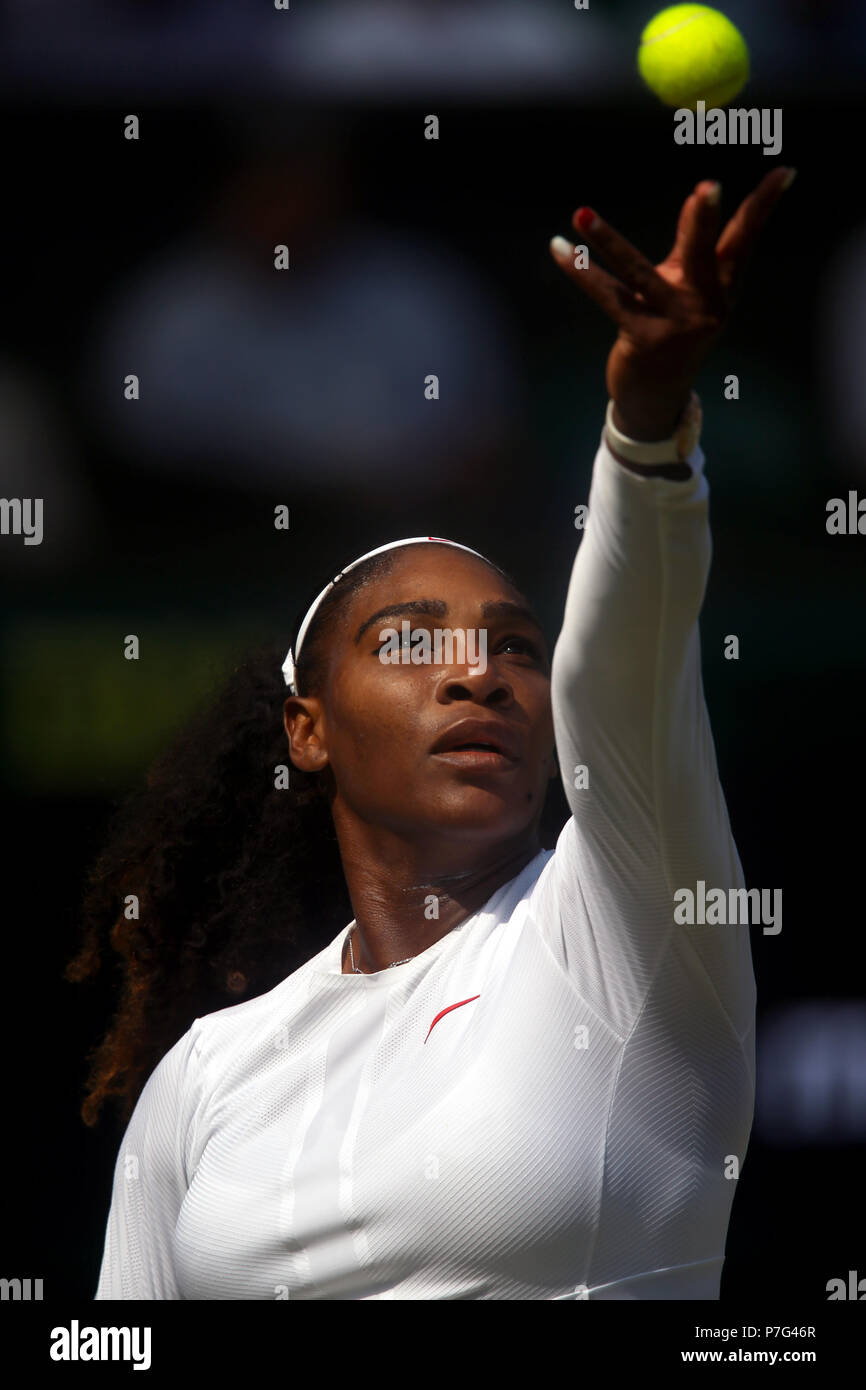 London, Großbritannien. 06. Juli 2018. London, England - Juli 6, 2018. Wimbledon Tennis: Serena Williams mit Kristina Mladenovic von Frankreich während ihres Gleichen an Wimbledon heute Credit: Adam Stoltman/Alamy leben Nachrichten Stockfoto
