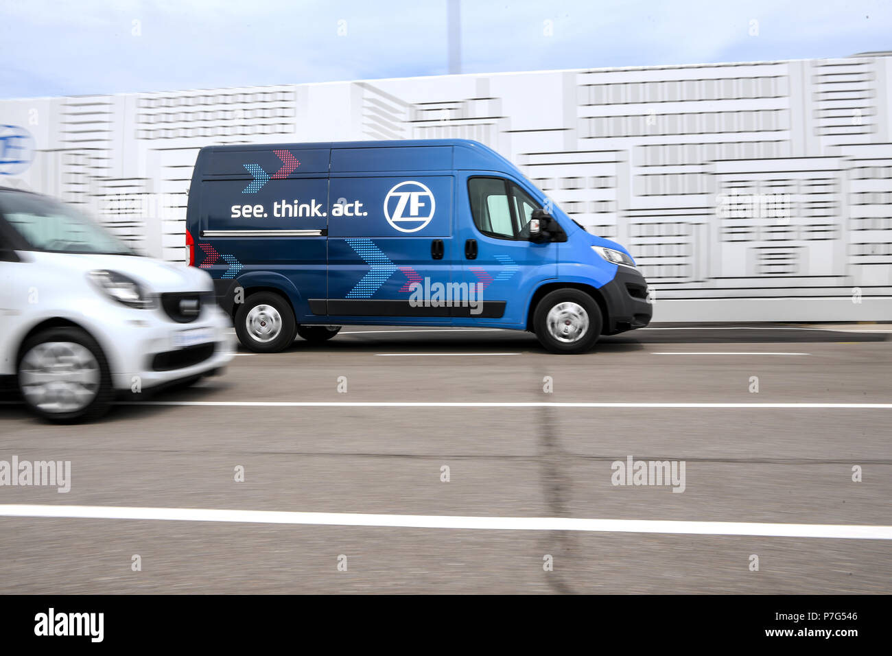 27 Juni 2018, Friedrichshafen, Deutschland: ein ZF-Mitarbeiter trägt ein Paket während der ZF-Innovation Van auf den Laufwerken selbst, zum Beispiel aus einem Nicht-parking Zone verschieben. Ein paar Daten Gläser bietet Lieferung Personal mit Informationen zu der nächsten Haltestelle. Foto: Felix Kästle/dpa Stockfoto