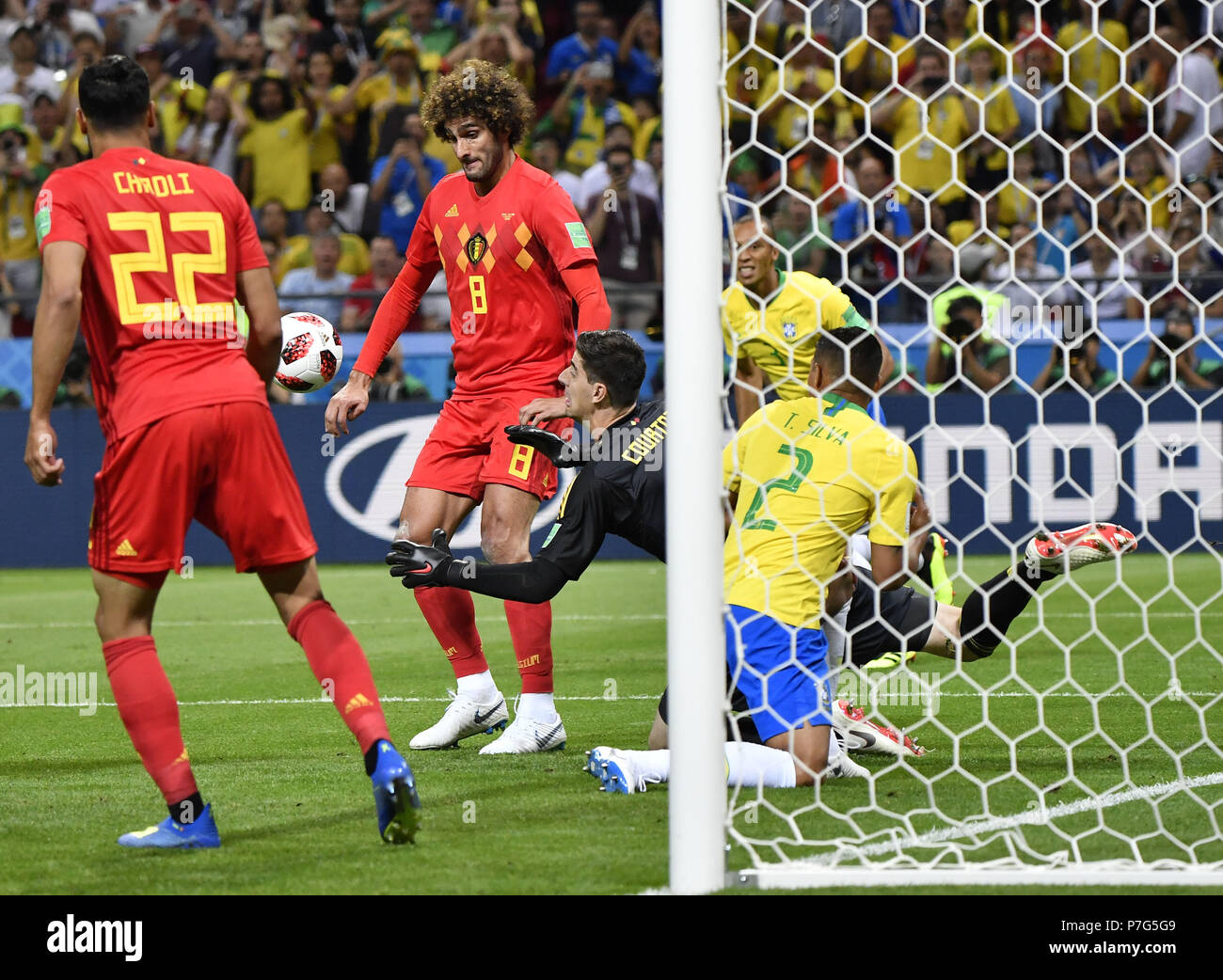 Kasan, Russland. 6. Juli, 2018. Torwart Thibaut Courtois (C) der Belgien verteidigt während der 2018 FIFA WM-Viertelfinale zwischen Brasilien und Belgien in Kasan, Russland, 6. Juli 2018. Credit: Er Canling/Xinhua/Alamy leben Nachrichten Stockfoto