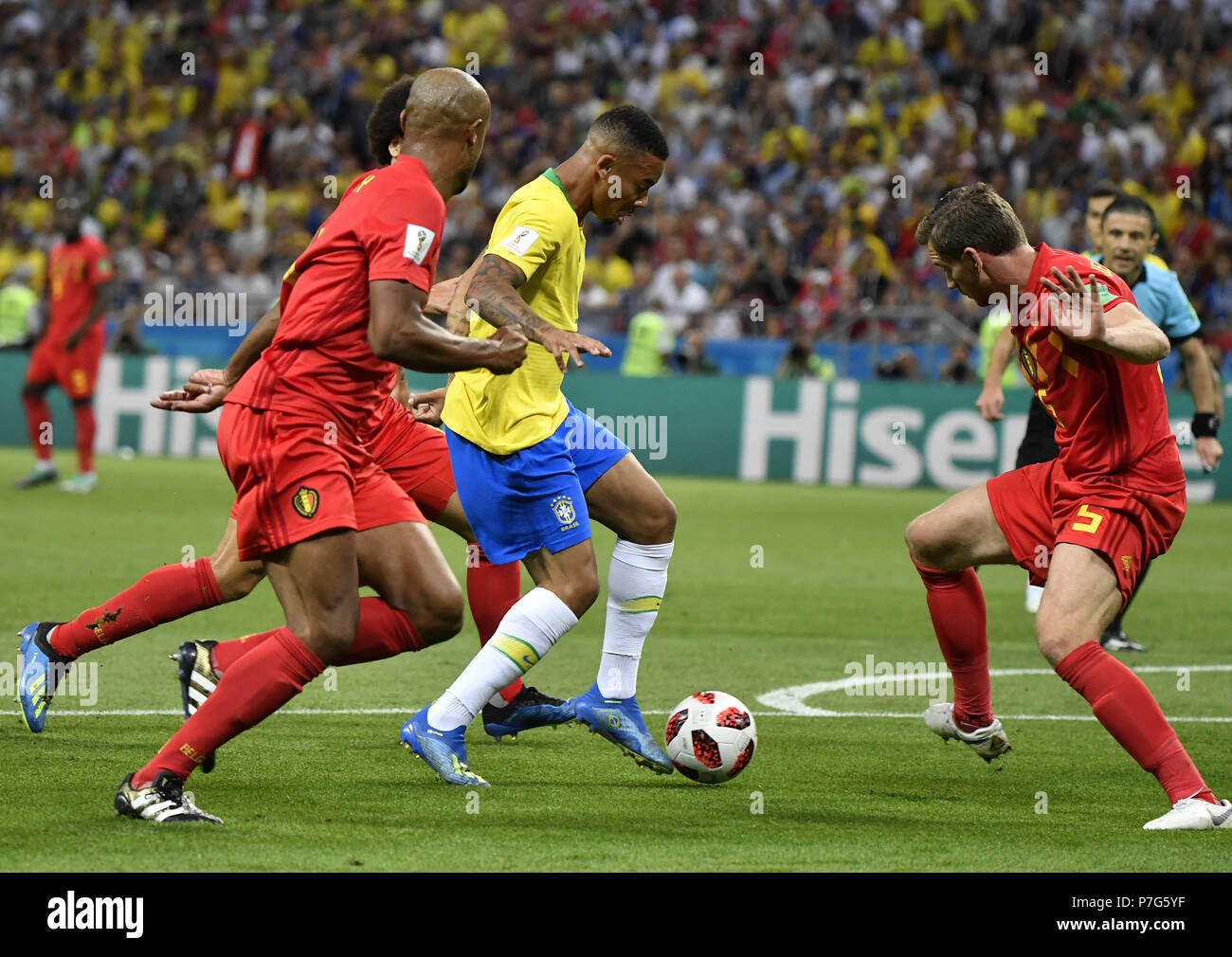 Kasan, Russland. 6. Juli, 2018. Gabriel Jesus (C) der Brasilien bricht durch mit der Kugel während der 2018 FIFA WM-Viertelfinale zwischen Brasilien und Belgien in Kasan, Russland, 6. Juli 2018. Credit: Er Canling/Xinhua/Alamy leben Nachrichten Stockfoto