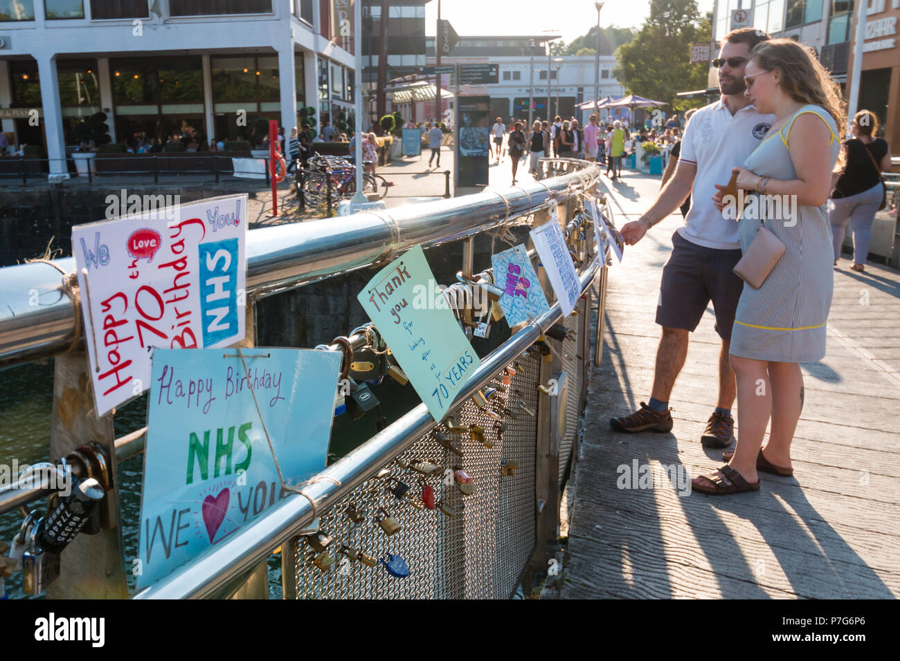 Bristol, UK. 6. Juli 2018. Der Pero Brücke in Bristol hat von Einheimischen mit Geburtstag Karten und Nachrichten Feiern der NHS zu Ehren der 70. Geburtstag eingerichtet worden. Credit Paul Hennell/Alamy leben Nachrichten Stockfoto