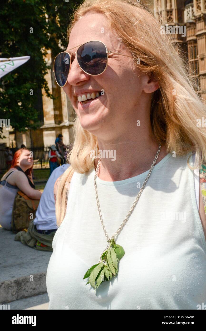 London, Großbritannien. 6. Juli 2018. , Cannabis für medizinische Zwecke Anhänger, gesammelt, um eine zweite Lesung von MP Paul Flynn Bill die medizinische Verwendung von Cannabis legalisiert zu unterstützen. Die Rechnung wurde verschoben, so dass trotz Mitglieder nahm der Protest ein wenig weiter Downing Street. Ein Mann für Angriff während einer Auseinandersetzung mit den Mitgliedern über den Verkauf von gefälschten Cannabis Öl festgehalten wurde. Credit: Philip Robins/Alamy leben Nachrichten Stockfoto