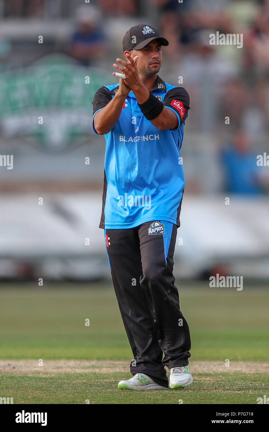 Blackfinch neue Straße, Worcester, Großbritannien. 6. Juli, 2018. Vitalität Blast Cricket, Worcestershire Rapids gegen Birmingham Bären; Brett D'Oliveira von Worcestershire Rapids begrüßt seine Feldspieler Credit: Aktion plus Sport/Alamy leben Nachrichten Stockfoto