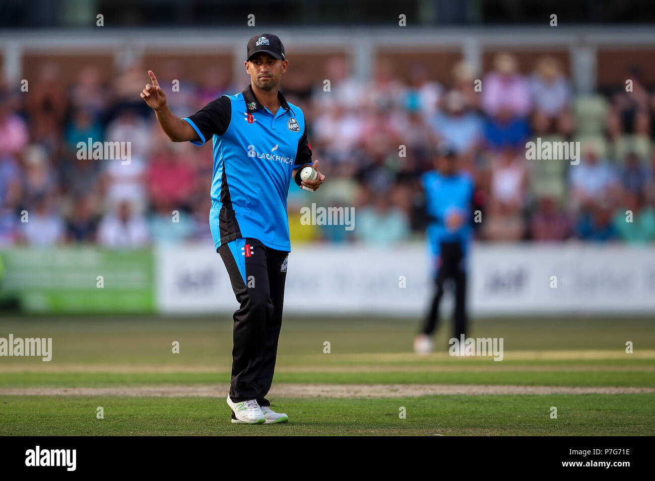 Blackfinch neue Straße, Worcester, Großbritannien. 6. Juli, 2018. Vitalität Blast Cricket, Worcestershire Rapids gegen Birmingham Bären; Brett D'Oliveira der Worcestershire Rapids setzt seine Feldspieler Credit: Aktion plus Sport/Alamy leben Nachrichten Stockfoto