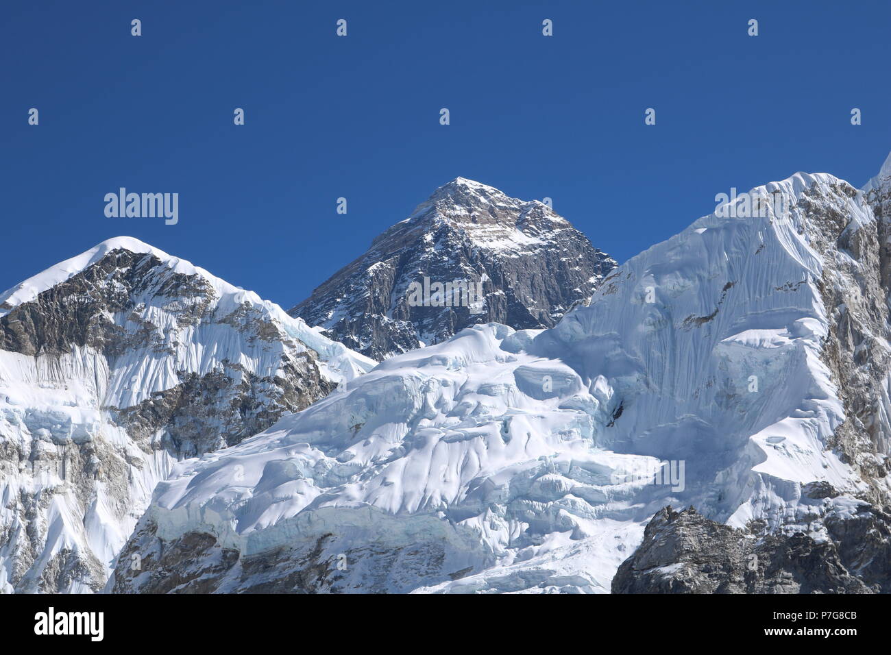 Überraschenden Schuß der nepalesischen Himalaya Berge bedeckt mit weißen Schnee ziehen viele Kletterer und Bergsteiger Stockfoto