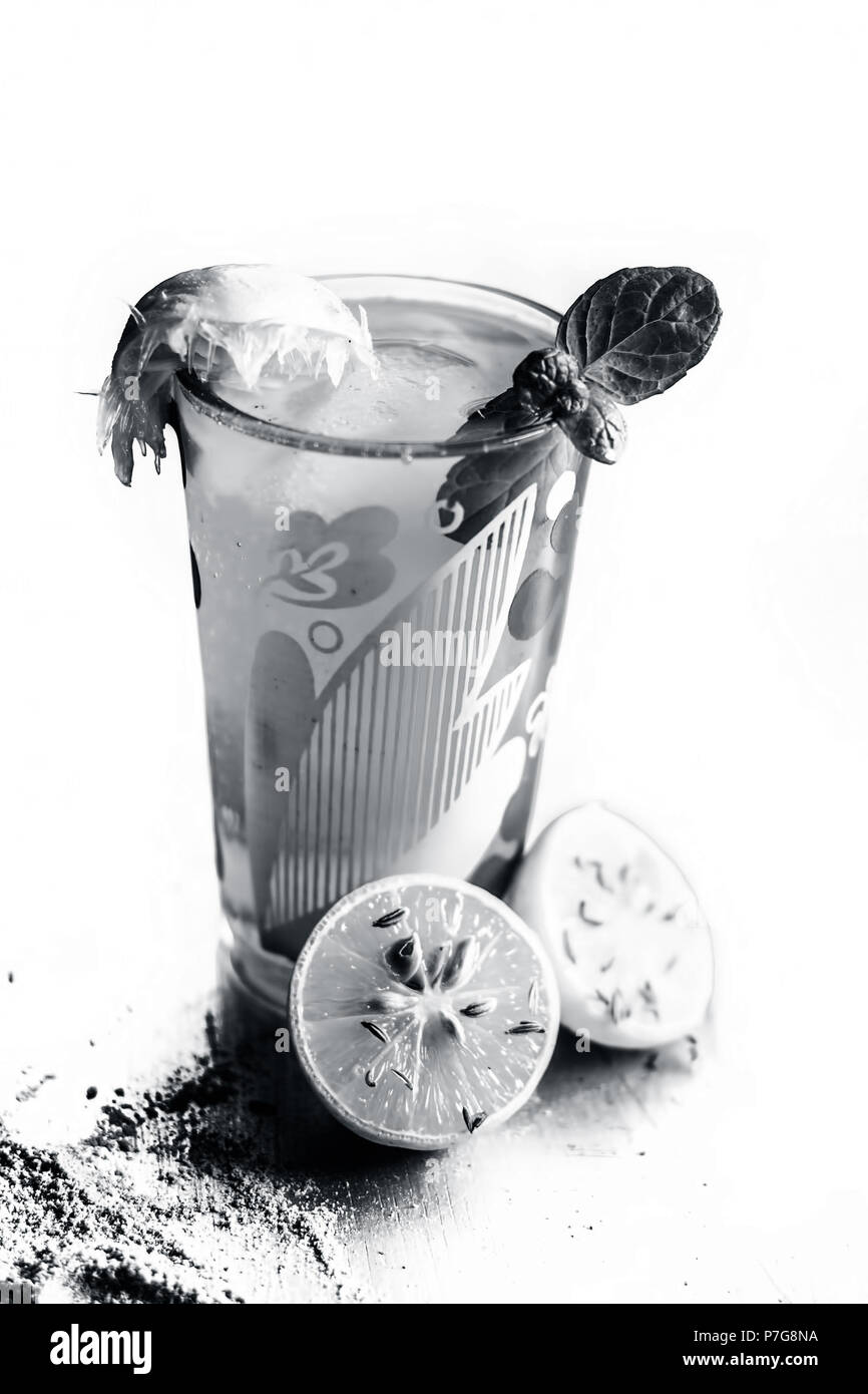 Nahaufnahme des indischen beliebtesten Sommerdrink Nimbu Pani oder Nimbo sarbat, Limonade in ein durchsichtiges Glas mit Salz und schwarzem Pfeffer. Auf einem weißen Isoliert Stockfoto