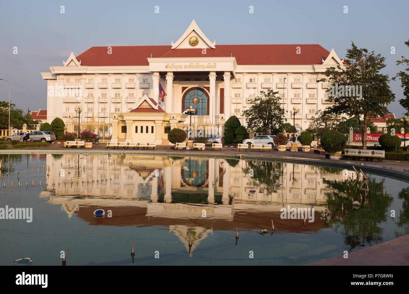 Die Außenseite des Bürogebäudes des Ministerpräsidenten im Zentrum von Vientiane, Laos, Asien. Stockfoto