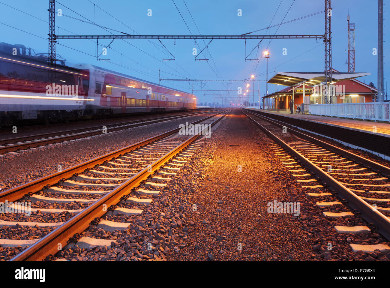 Passager Bahnhof in der Nacht - Slowakei Stockfoto