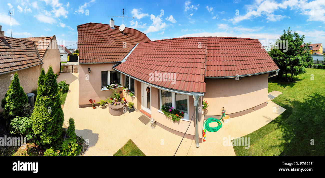 Classic Haus mit großem Rasen, Panorama Stockfoto