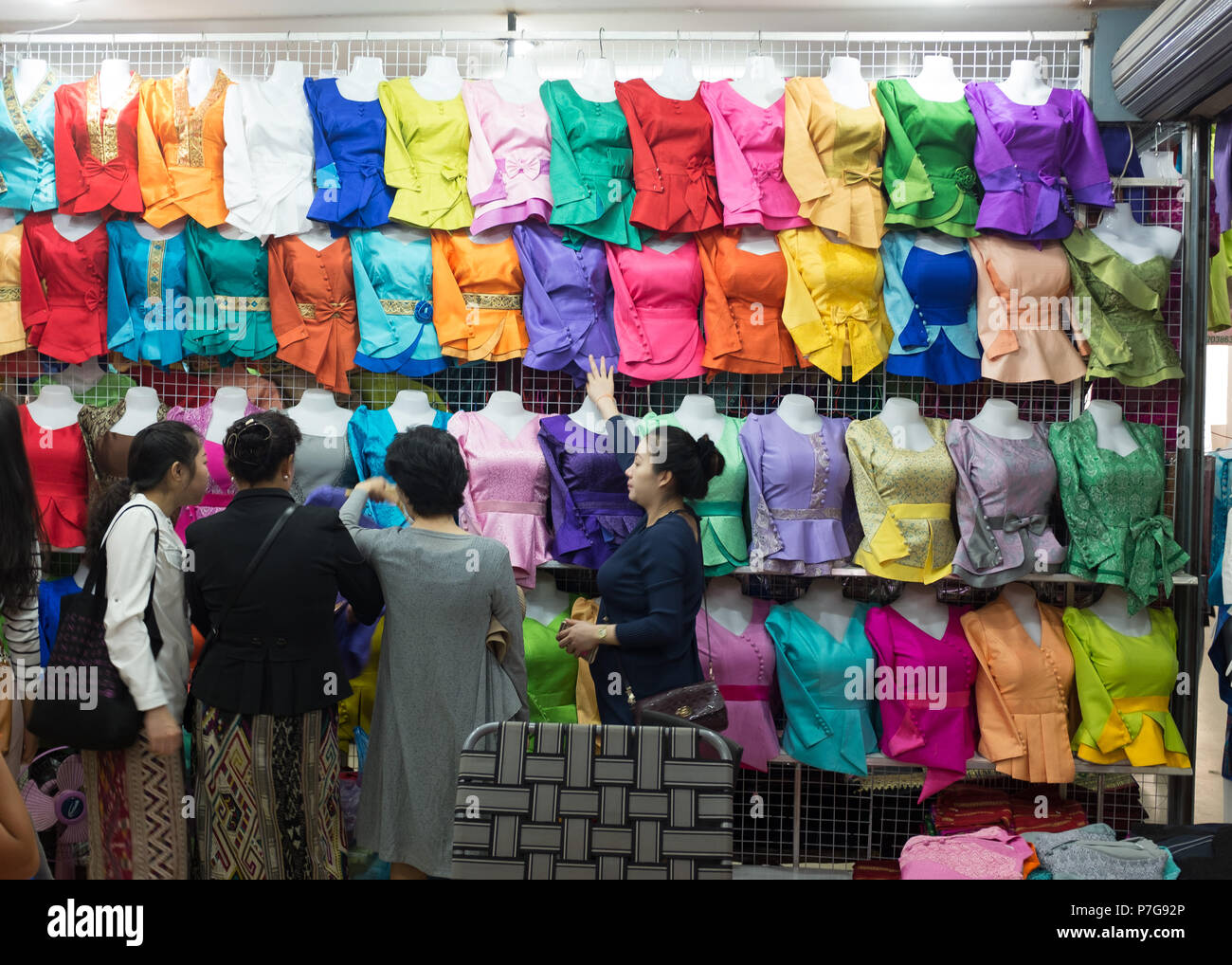 Frauen auf der Suche nach traditioneller Kleidung in der Talat Sao Shopping Mall, Vientiane, Laos, Asien. Stockfoto