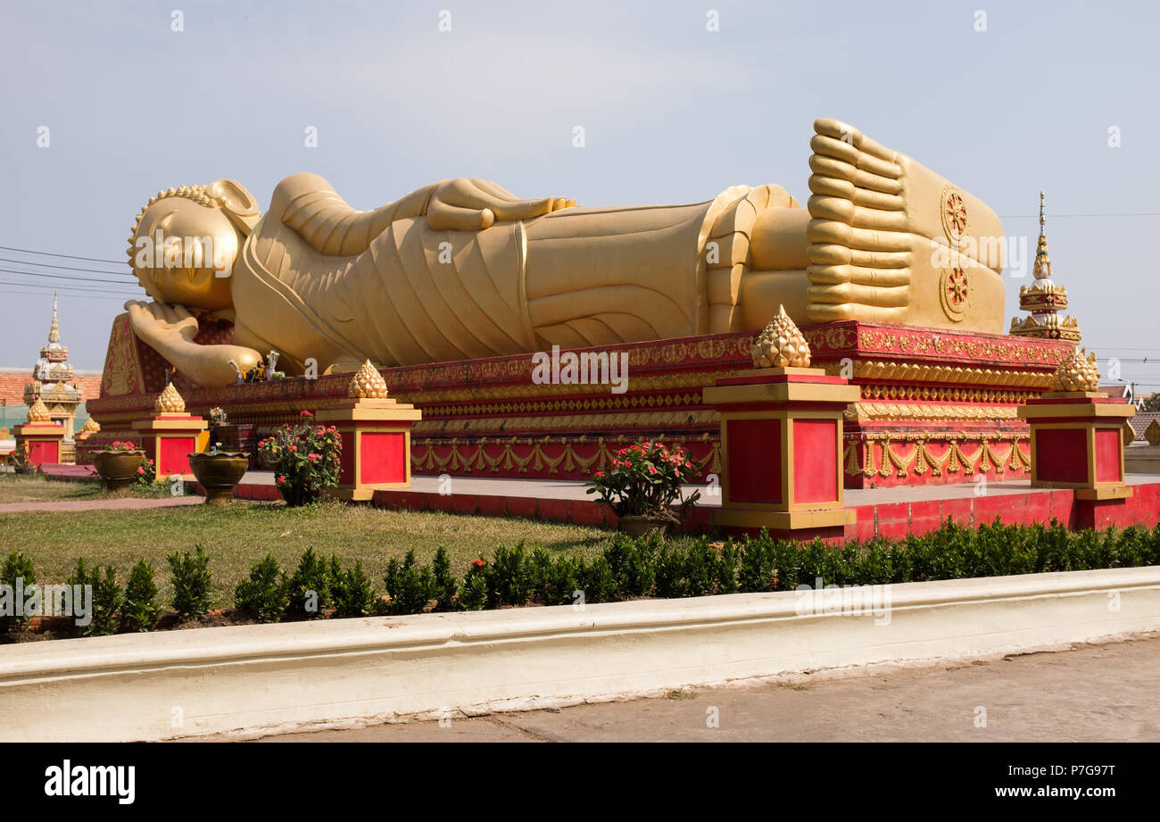 Riesige gold Liegenden Buddha Statue in der Nähe von Wat Pha That Luang Temple, Vientiane, Laos, Asien. Stockfoto
