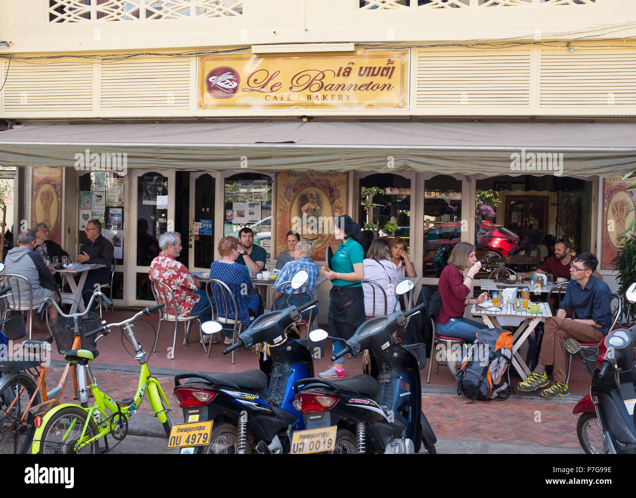 Die Leute draußen sitzen Le Banneton Cafe und Bäckerei, Vientiane, Laos, Asien. Stockfoto