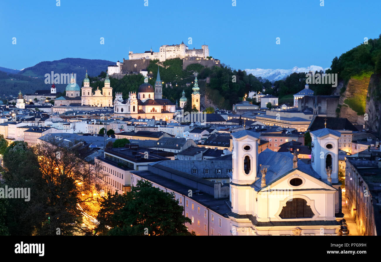 Salzburg-Skyline bei Nacht, Österreich Stockfoto