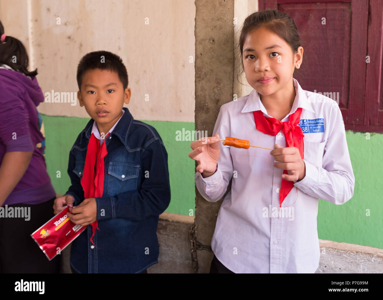 Portrait der Schulkinder essen während der Mittagspause in der Schule, Vientiane, Laos, Asien. Stockfoto