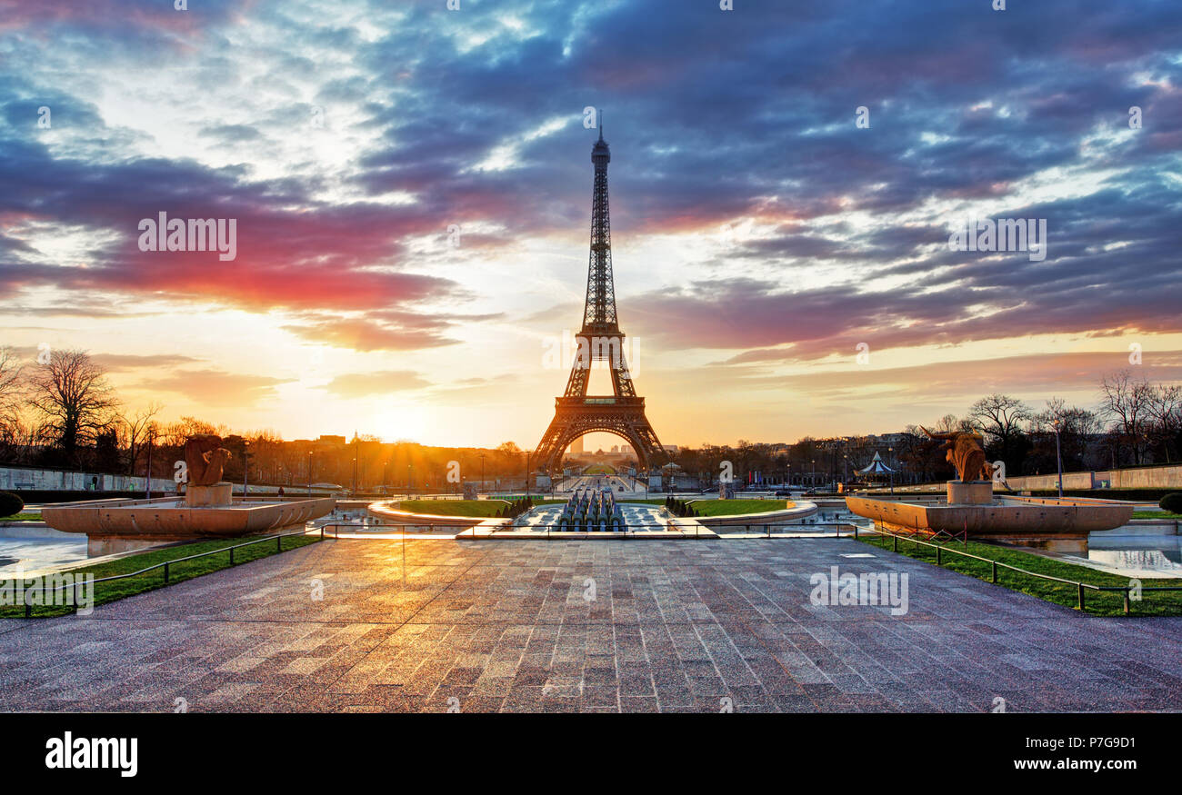 Sonnenaufgang in Paris mit Eiffelturm Stockfoto