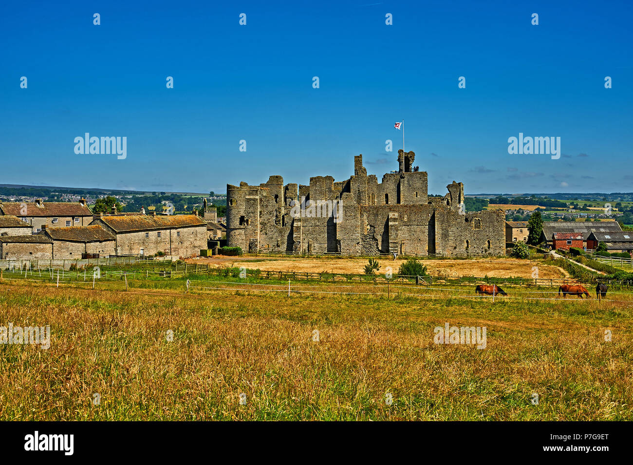 Die Ruinen von Middleham Castle am Rande des Dorfes in North Yorkshire Stockfoto