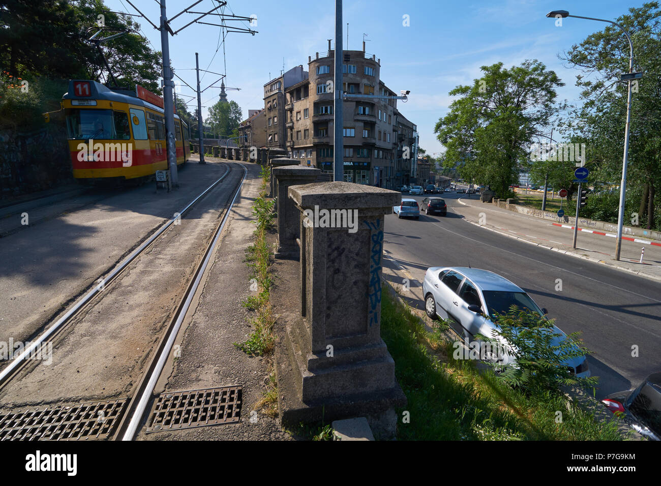 Belgrad, Serbien - Mai 03, 2018: Morgen Blick auf Bulevar vojvode Bojovica Boulevard mit rote Straßenbahn nähert. Stockfoto