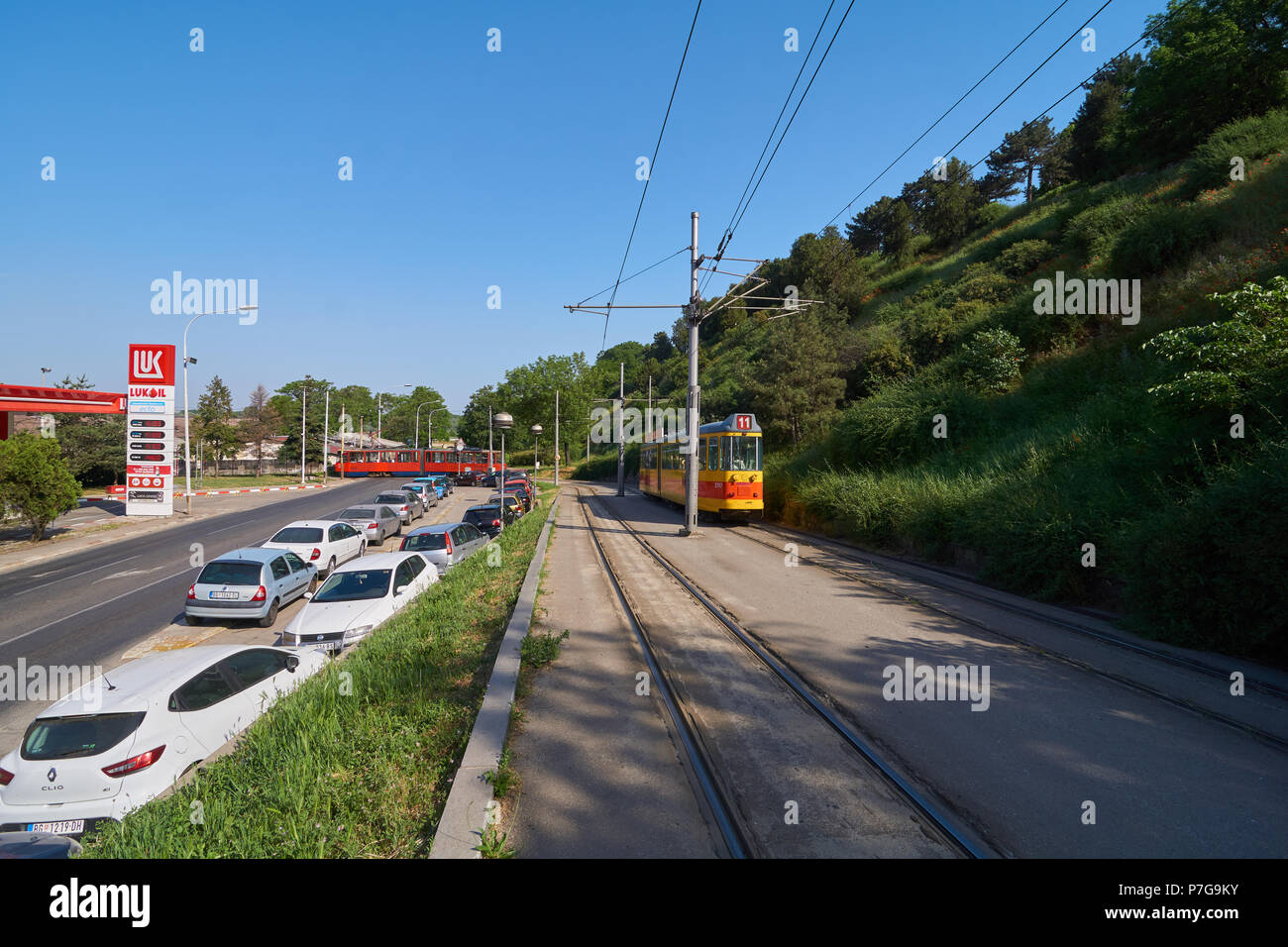 Belgrad, Serbien - Mai 03, 2018: Morgen Blick auf Bulevar vojvode Bojovica Boulevard mit rote Straßenbahn. Stockfoto