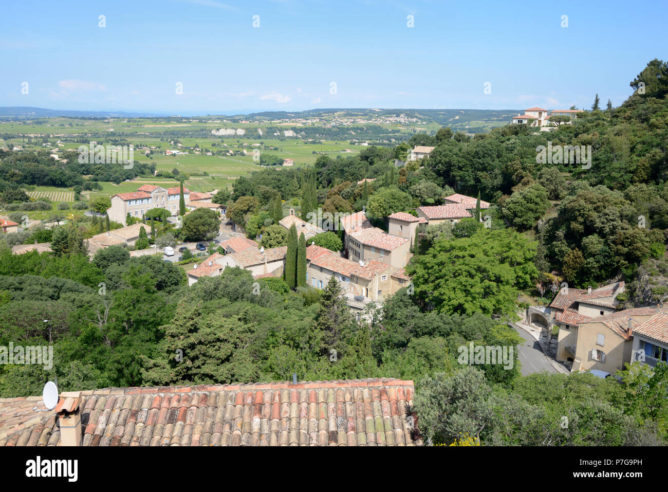 Blick über das Dorf Séguret mit Weinbergen der Côtes-du-Rhône Villages Vaucluse Provence Frankreich Stockfoto