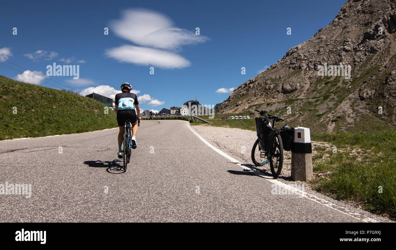 Eine weibliche Frau Radfahren Radfahren die Dolomiten Alpen von Süden Tyol Italien Lifestyle Sport tragen Zyklus Kit Kleidung Road Bike Radfahren mountain Stockfoto