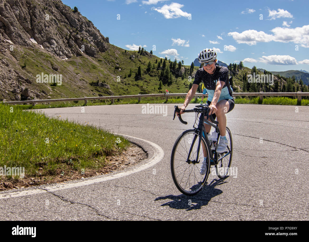 Eine weibliche Frau Radfahren Radfahren die Dolomiten Alpen von Süden Tyol Italien Lifestyle Sport tragen Zyklus Kit Kleidung Road Bike Radfahren mountain Stockfoto