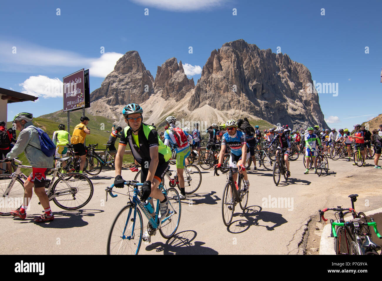 Sella Ronda Bike Day 2018 Sella Ronda Radfahren Dolomiten Pordoijoch Gardena Mountain Pass Sella Campolongo Tourismus sportliche Radfahrer Maratona dles Dolomites Dolomiti Stockfoto