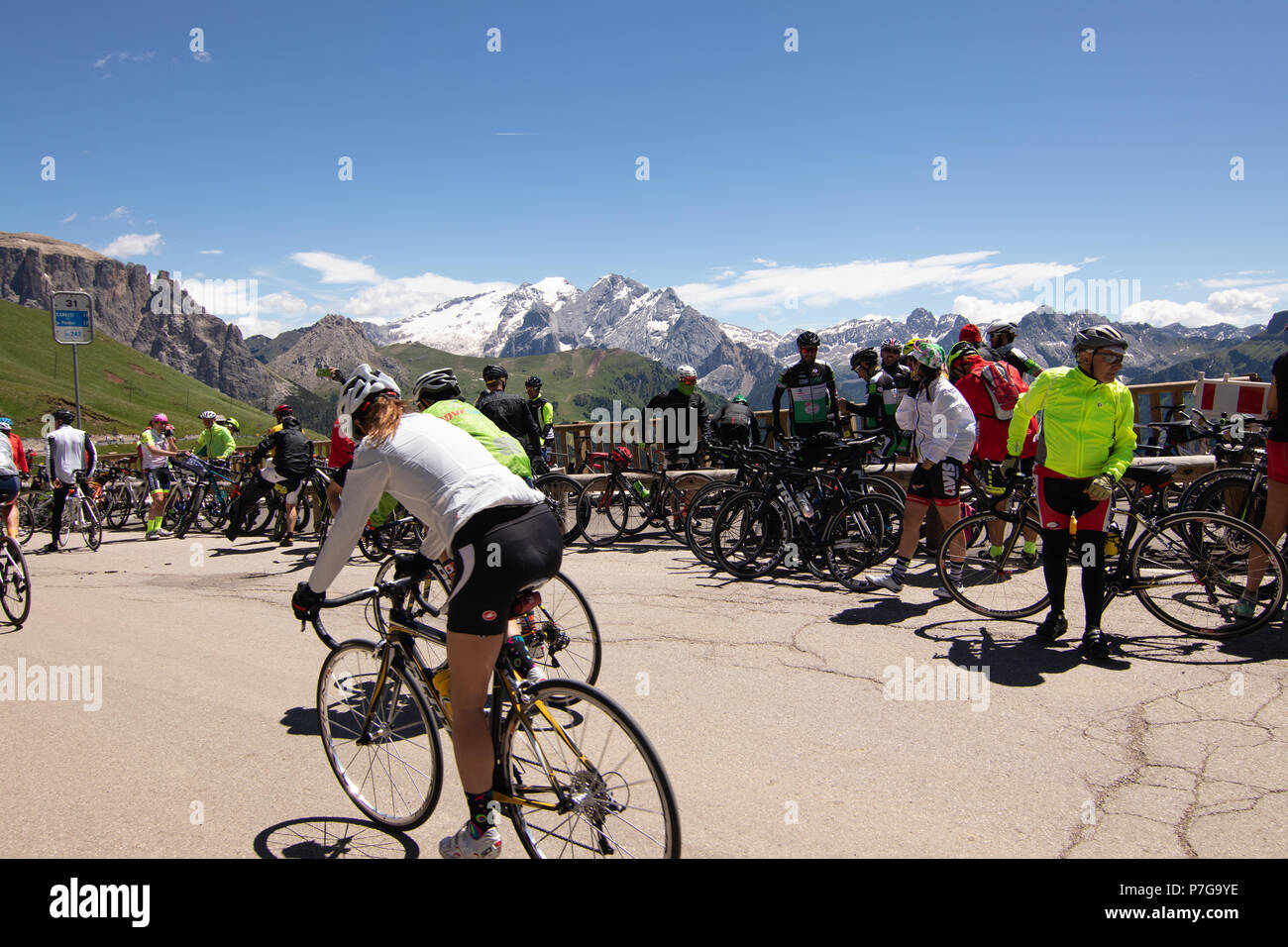 Sella Ronda Bike Day 2018 Sella Ronda Radfahren Dolomiten Pordoijoch Gardena Mountain Pass Sella Campolongo Tourismus sportliche Radfahrer Maratona dles Dolomites Dolomiti Stockfoto