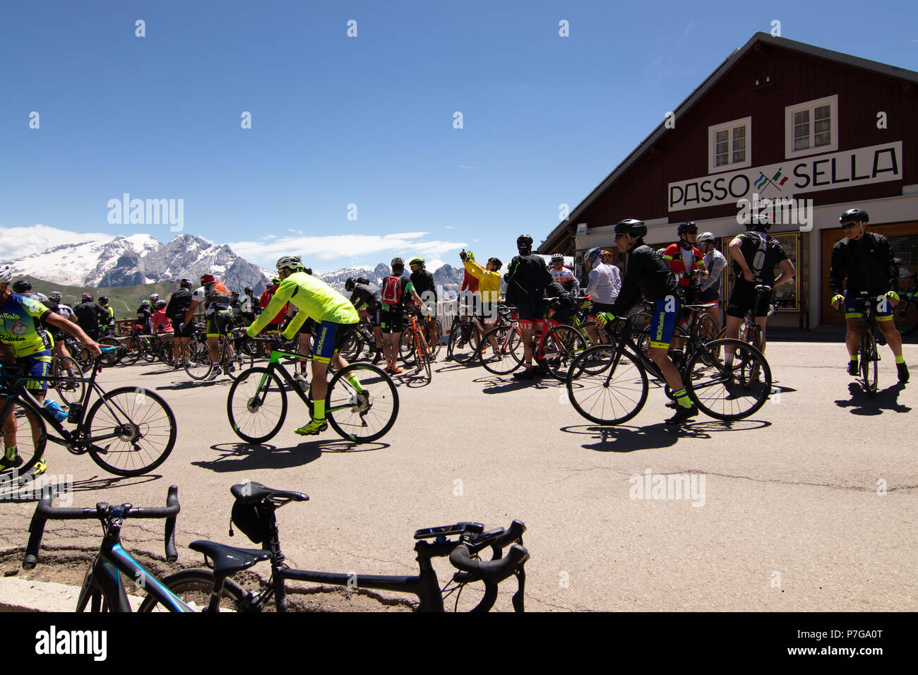 Sella Ronda Bike Day 2018 Sella Ronda Radfahren Dolomiten Pordoijoch Gardena Mountain Pass Sella Campolongo Tourismus sportliche Radfahrer Maratona dles Dolomites Dolomiti Stockfoto